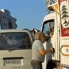 بالفيديو: بسبب قيادته المتهورة أبرحه ضربًا على الطريق العام