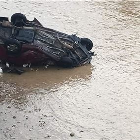 سقوط سيّارة في نهر الكرنتينا جرّاء حادث سير! (صور)