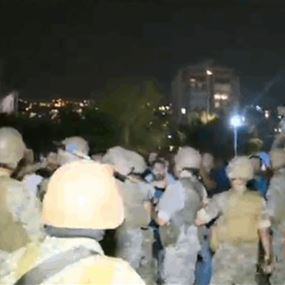 محتجون يقطعون أوتوستراد جل الديب... (فيديو)