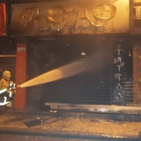 بالصور والفيديو: حريق داخل متجر في الدورة