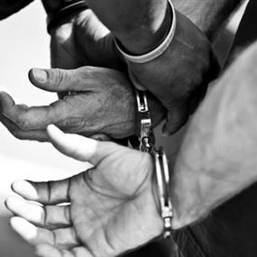 تسلّل إلى أحد المنازل وسرق من داخله مبلغًا ماليًّا كبيرًا على مرحلتين