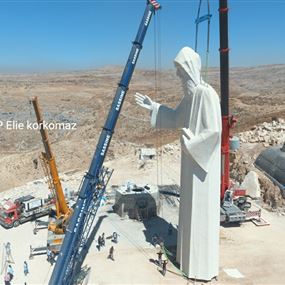 بالصور: أكبر تمثال للقديس شربل يرتفع فوق فاريا