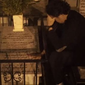 بالفيديو.. راغب علامة يبكي على قبر والدته 