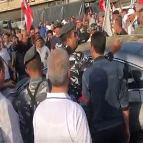 بالفيديو: موظف حاول دهس المعتصمين في مرفأ بيروت