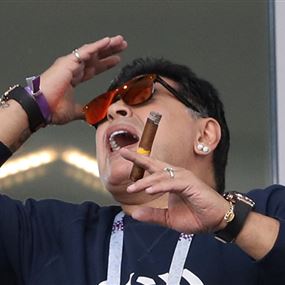 مارادونا يكشف سر تدخينه 
