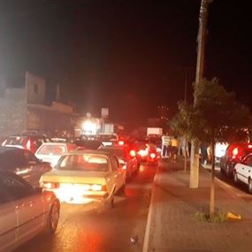 بالفيديو: مواطنون عالقون في سياراتهم على اوتوستراد المنية - دير عمار