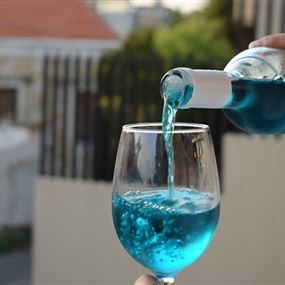بالصور والفيديو.. لبناني يتفرد بصنع النبيذ الأزرق