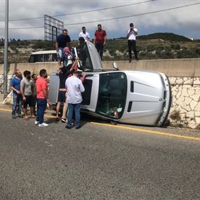 بالصورة: اصطدام سيارة بالفاصل الاسمنتي على الأوتوستراد
